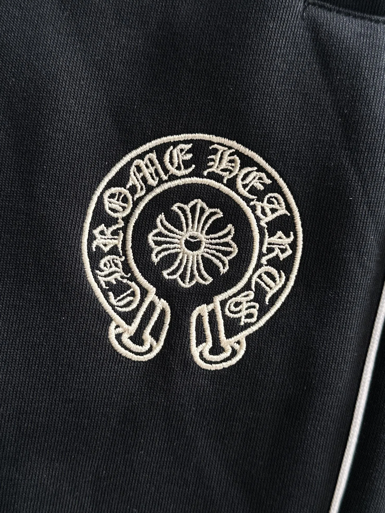 P310 Chrome Hearts* (exclusive quality in the market) hot style 2꯭0꯭2꯭5 new autumn pants original ⌚️ high version Chrome Hearts The fabric is made of 380g high-density double-sided Chinese custom fabric. It does not deform or shrink. The three-dimensional drape is amazing. Process introduction: chicken edge + classic horseshoe embroidery. Color: black SIZE: M-XXXL